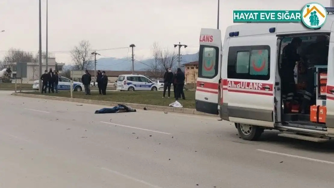 Motosiklet ile bisiklet çarpıştı: 1 ölü, 2 yaralı