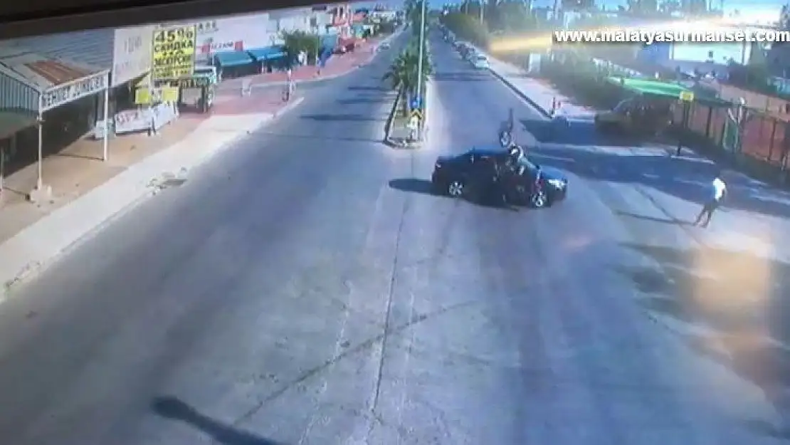 Motosiklet ile otomobil çarpıştı, motosiklette oturan genç böyle uçtu