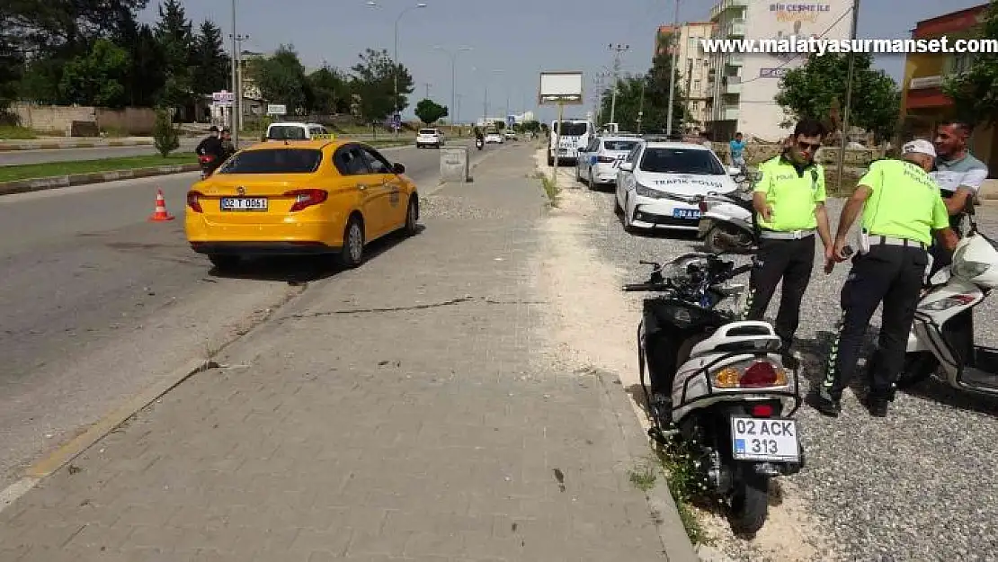 Motosiklet yol kenarında duran otomobile çarptı: 1 ağır yaralı