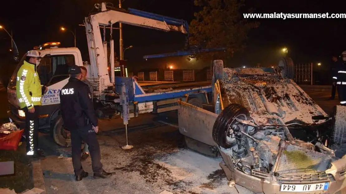 Motosikletin sıkıştırdığı araç takla attı: Anne ile kız yaralandı