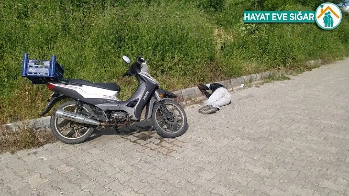 Motosikletin yanında yerde yatan şahıs ekipleri harekete geçirdi