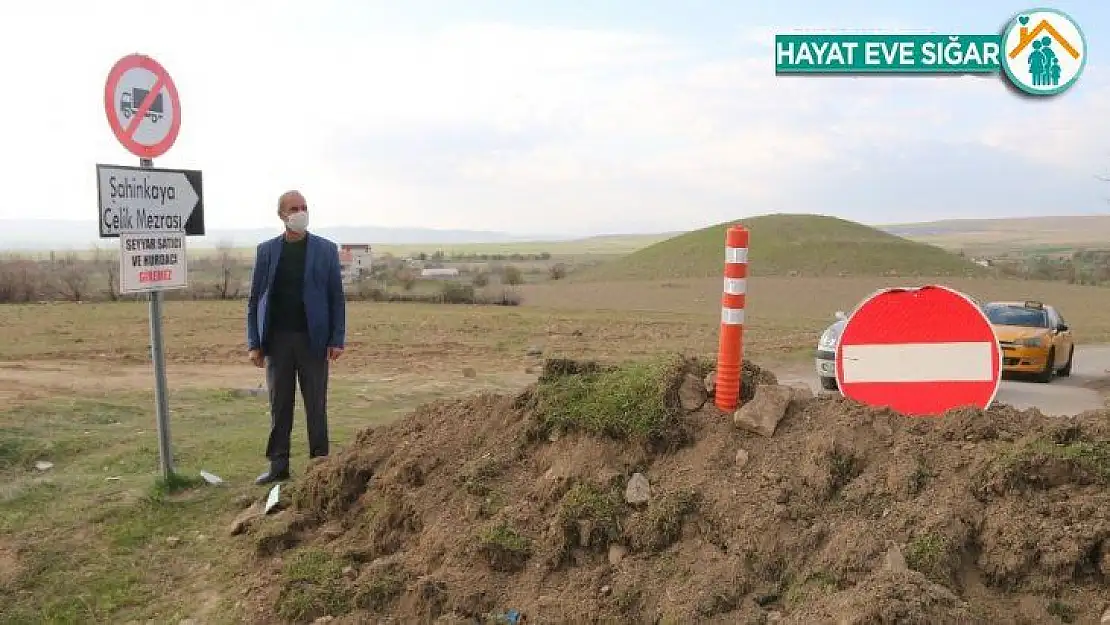 Muhtar bir çok yolu kapattı, seyyar satıcı ve hurdacıların girişlerini yasakladı