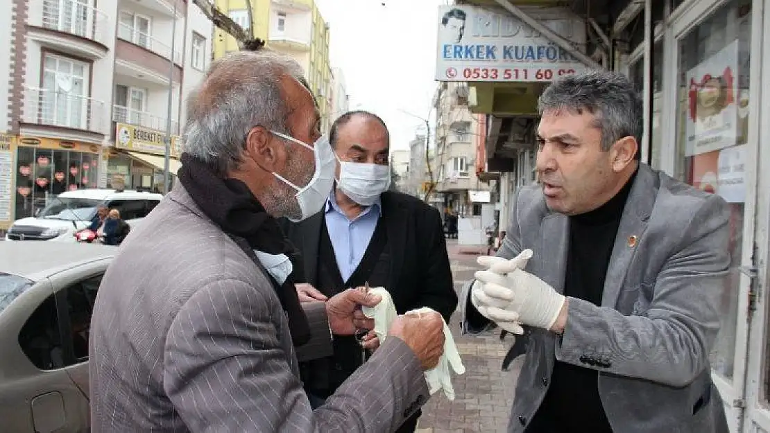 Muhtar, korona virüsüne karşı maske ve eldiven dağıttı