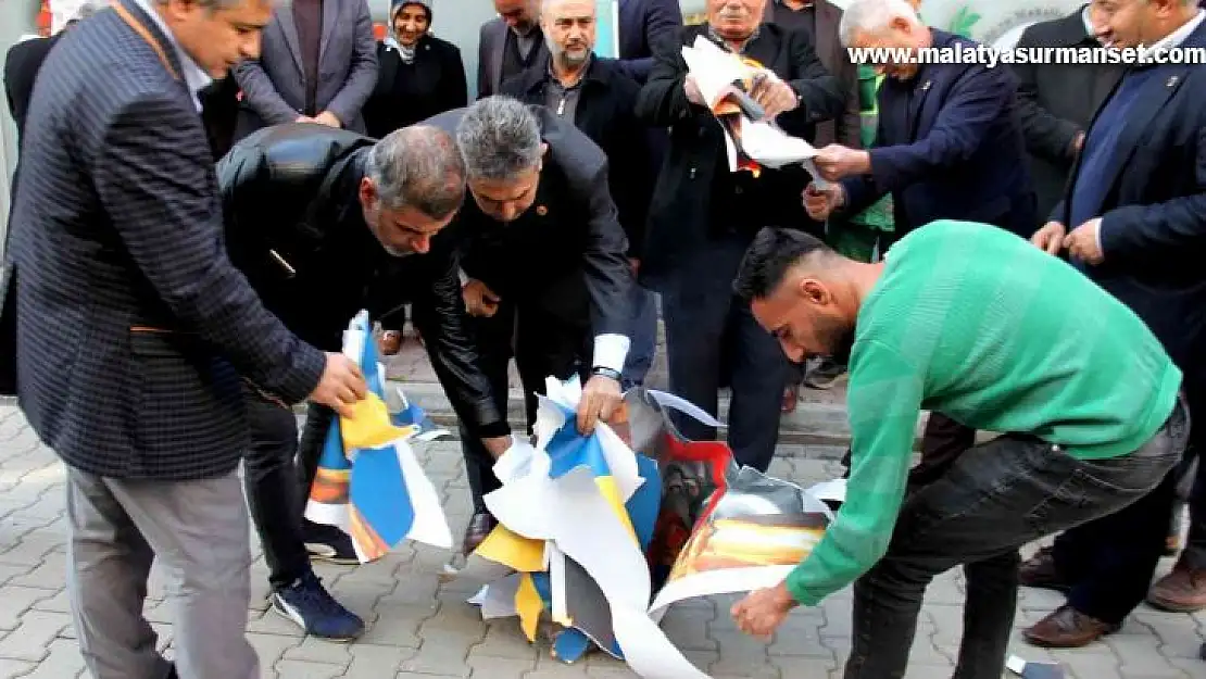 Muhtarlar, Paludan'ın fotoğrafı ve İsveç bayrağının olduğu pankartı yaktı