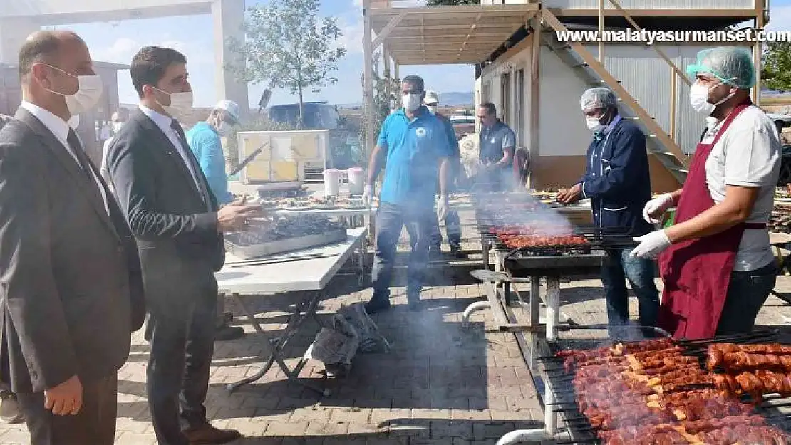 Muhtarlara kebap gibi kutlama