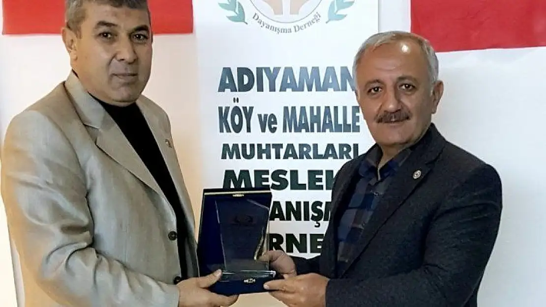 Muhtarlardan Başkan Şahan'a plaket