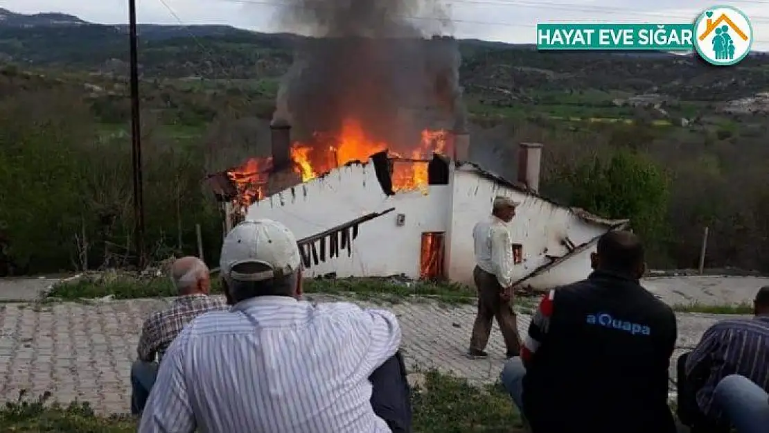 Nallıhan'da çıkan yangında bir ev kül oldu