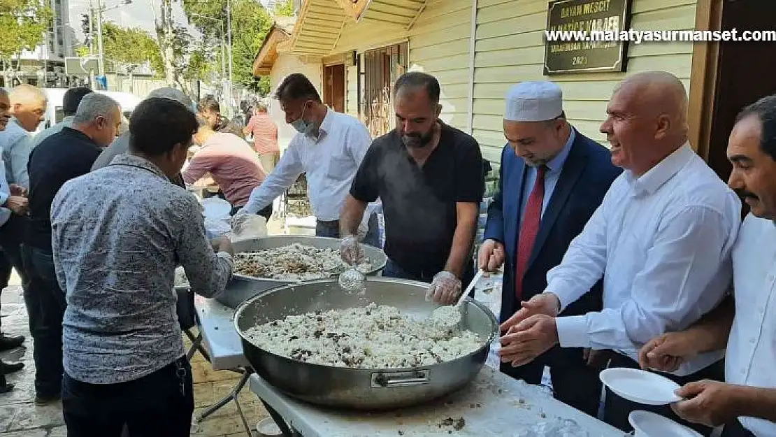 Namaz sonrası pilav ve ayran ikramında bulunuldu