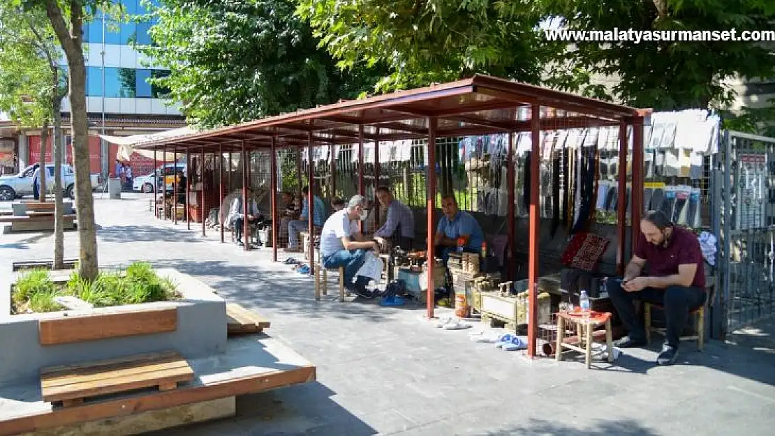 Nebi Cami önündeki ayakkabı boyacılarının yeri yenileniyor