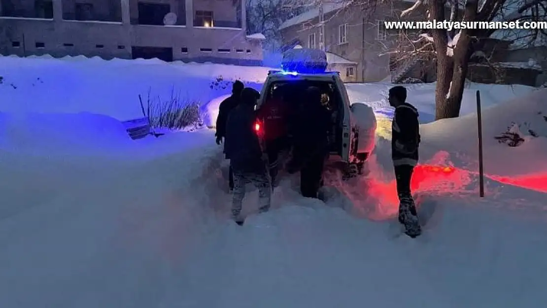 Nefes darlığı yaşayan hastaya paletli ambulans ulaştı