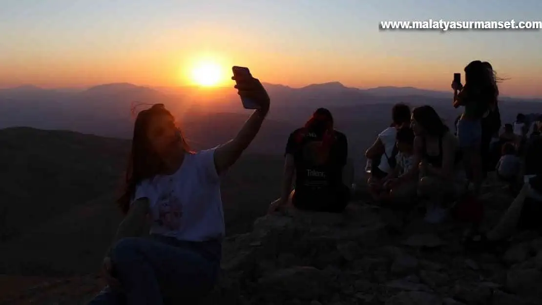 Nemrut Dağı'nda hafta sonu turist yoğunluğu yaşandı