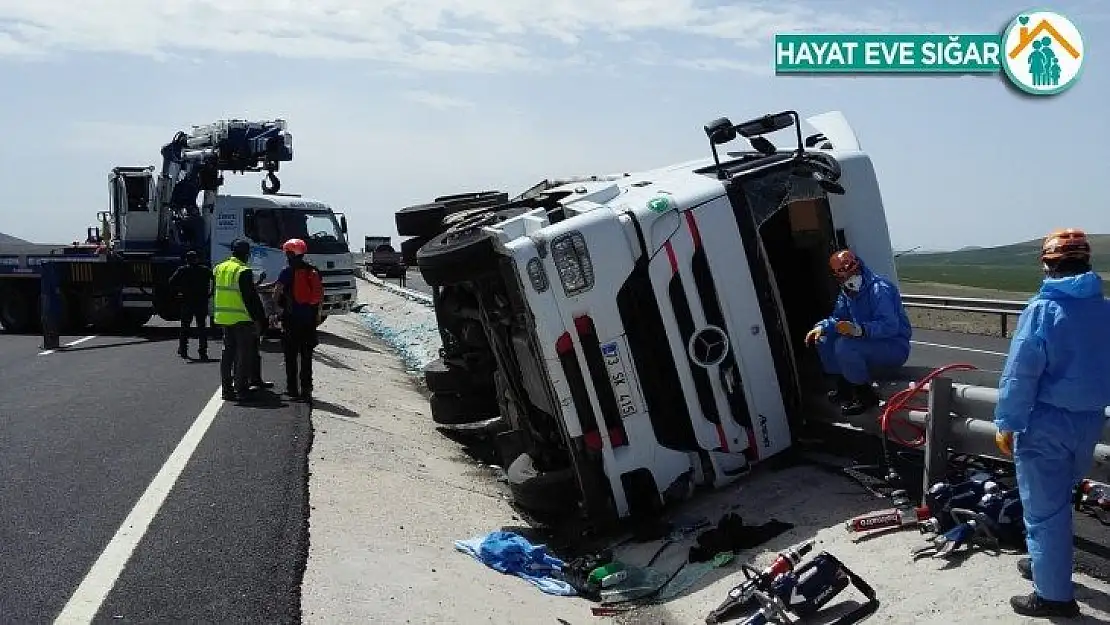 Niğde'de limon yüklü tır devrildi: 1 ölü