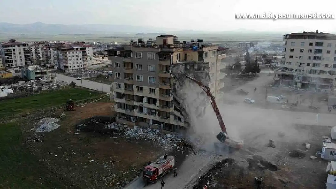 Nurdağı'nda ağır hasarlı binaların yıkımı sürüyor