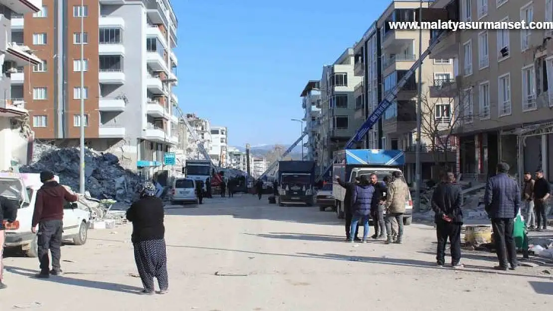 Nurdağı'ndaki depremzedeler yarım kalan hayalleriyle ilçeyi terk ediyor