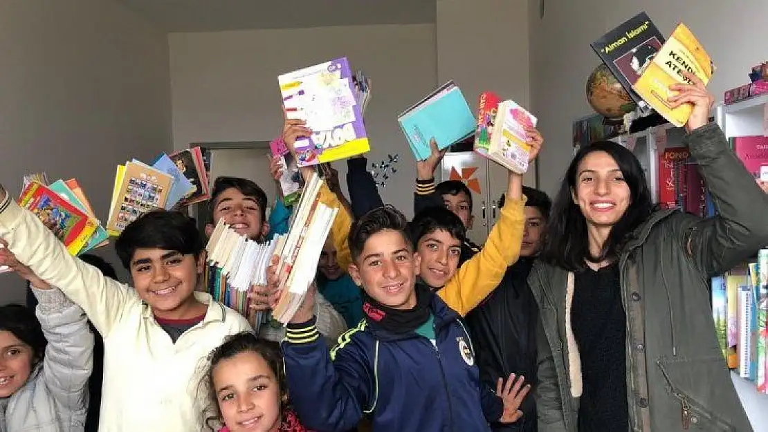 O kitaplar köy okulundaki öğrencilere ulaştı