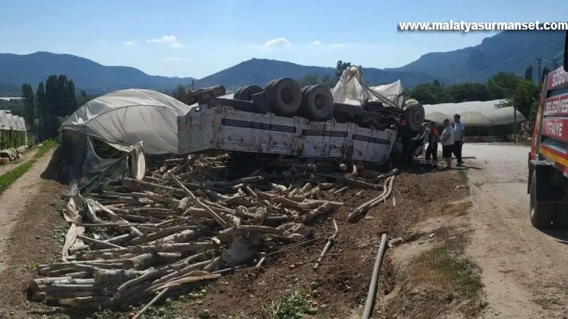 Odun yüklü kamyon seraya devrildi: 2 yaralı