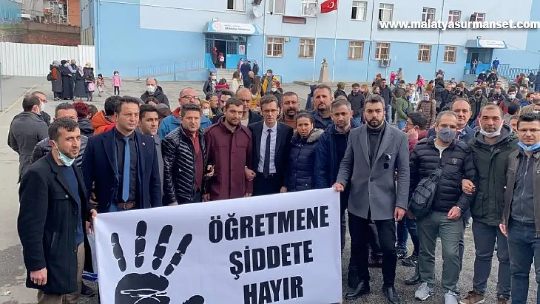 Öfkeli veli, öğrencilerin gözü önünde öğretmeni darp etti