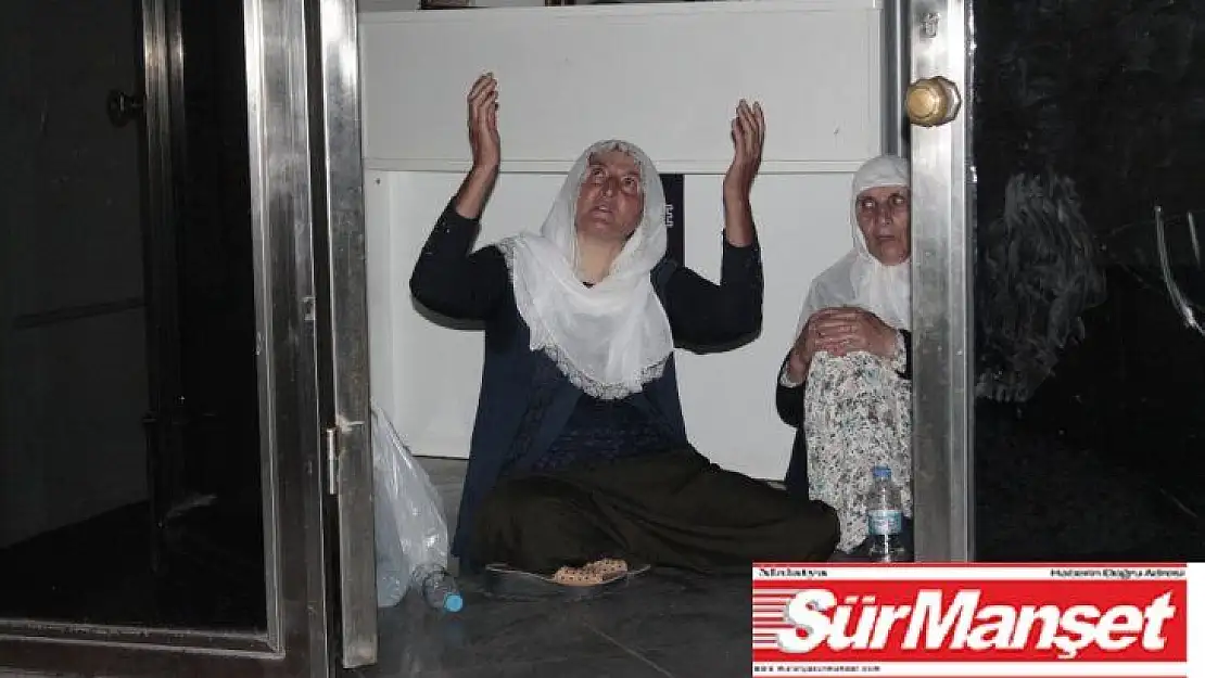 Oğlunun HDP'liler tarafından kaçırıldığını öne süren anne, HDP İl Binası'nda oturma eylemi başlattı
