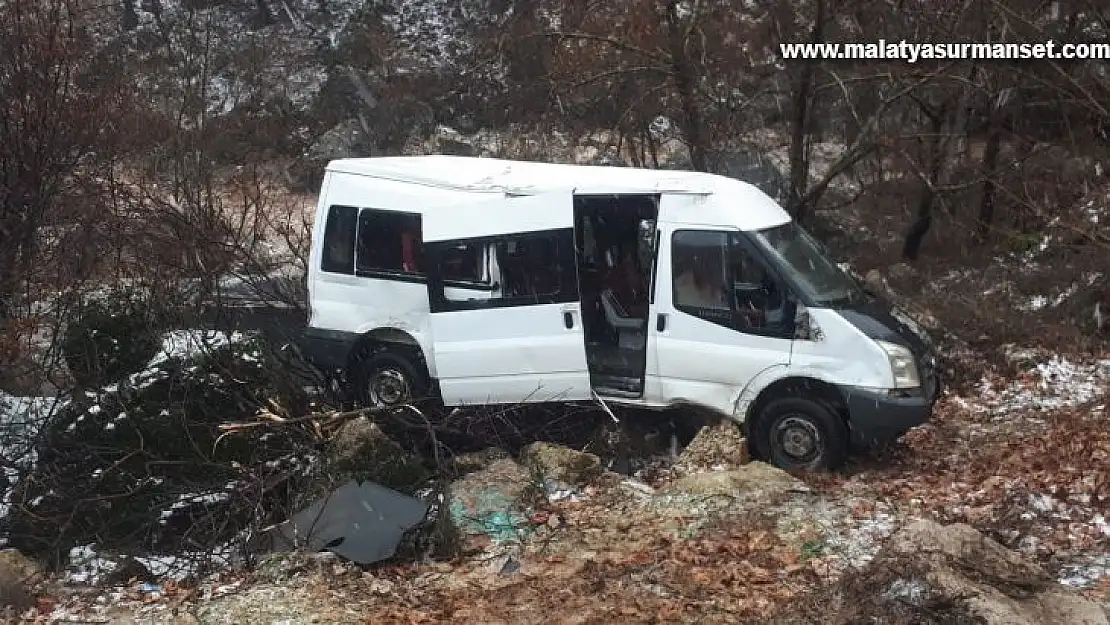 Öğrenci servisi şarampole devrildi: 10 yaralı