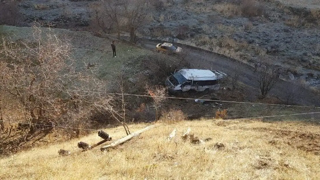 Öğrenci servisi şarampole yuvarlandı 2 ölü, çok sayıda yaralı