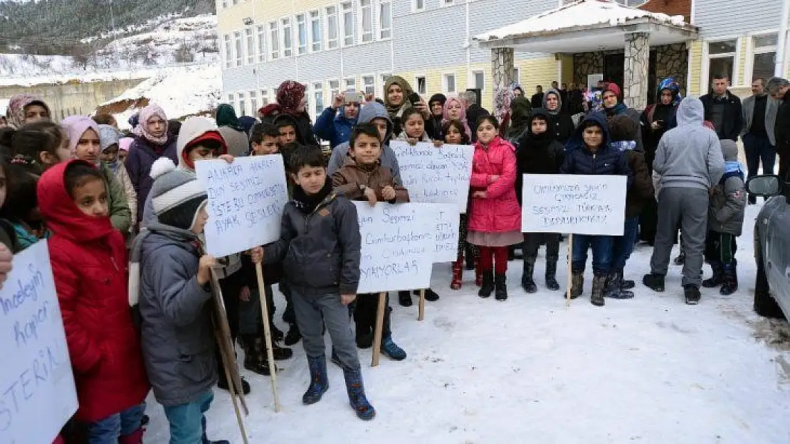 Öğrenci ve veliler, tahliye edilen okul önünde protesto yaptı