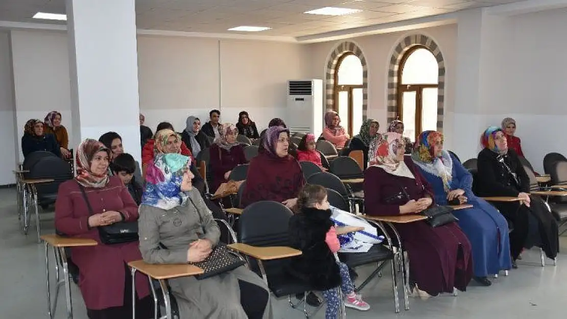 Öğrenci ve velilere Bilgi Evi'nde iletişim semineri verildi