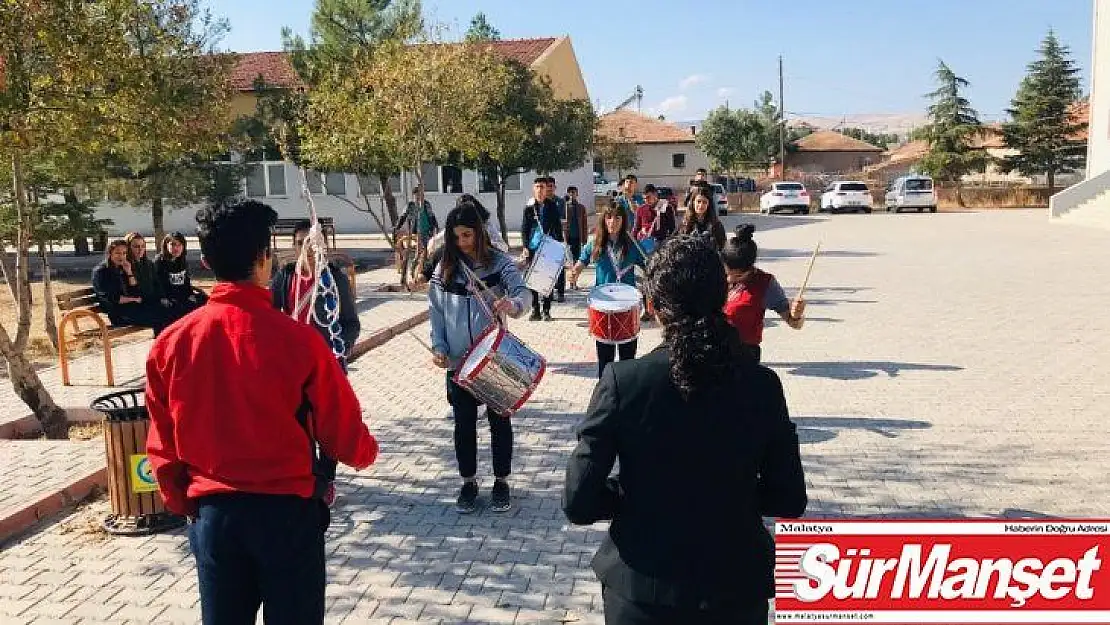 Öğrencilerin 29 Ekim provasına Kaymakam Büyüknalçacı'dan tam not
