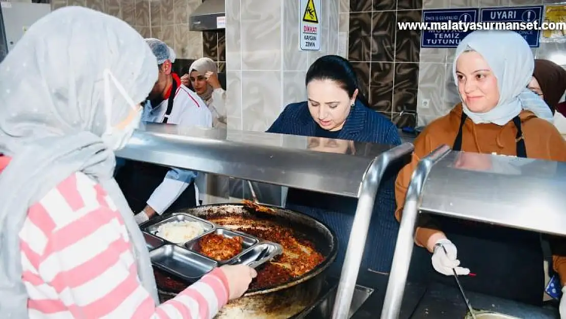 Öğrencilerle iftarda bir araya geldi