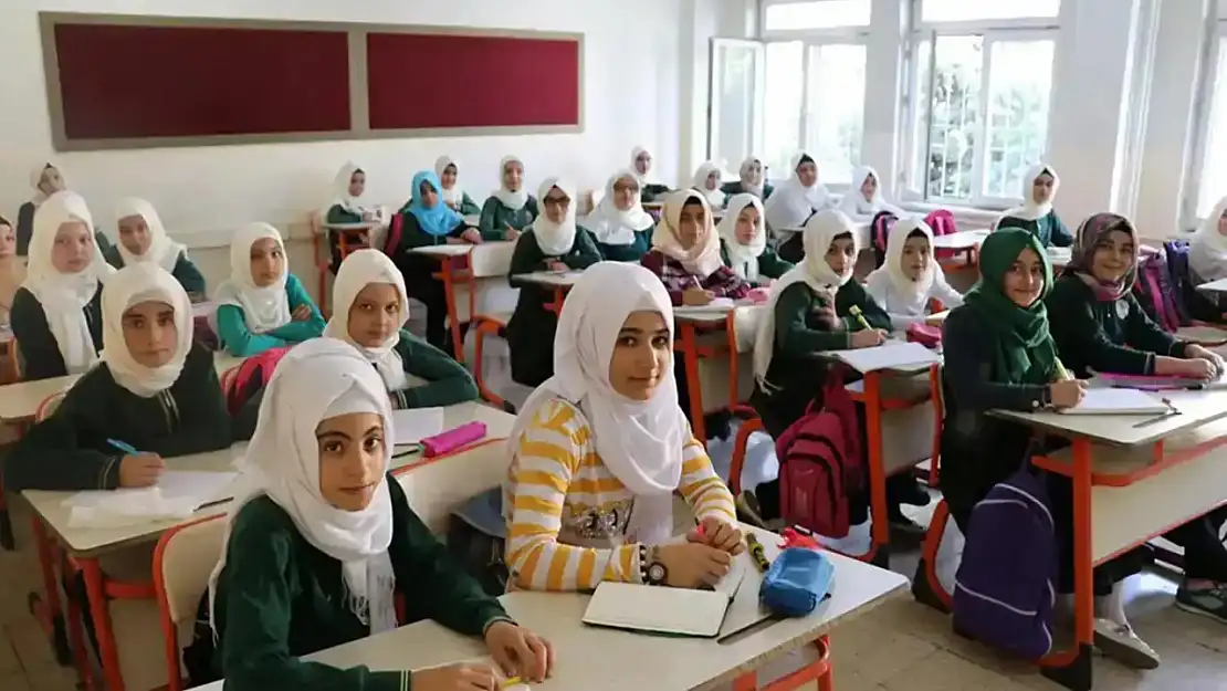 Öğretmenlere de Telefon Yasağı Derslerde Kullanamayacaklar