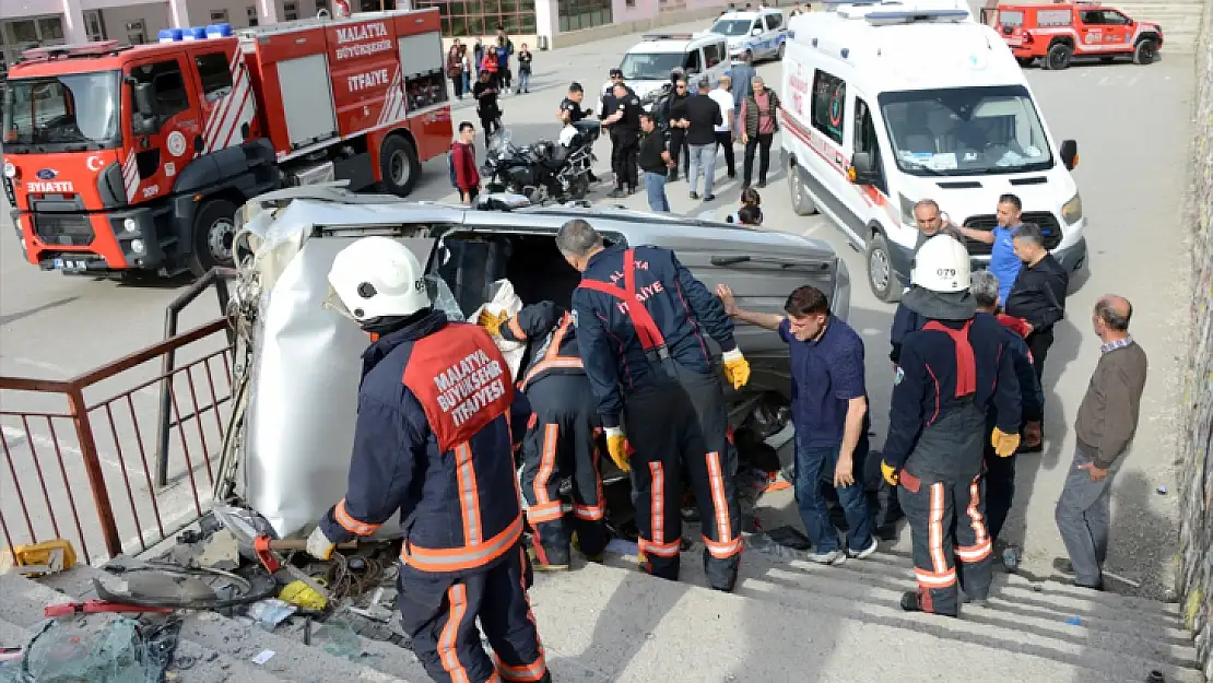 Okul Bahçesine Düşen Aracın Sürücüsü Yaralandı