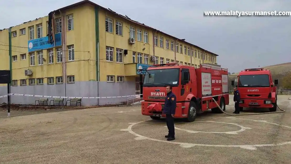 Okul çatısı alev alev yandı, kimsenin olmaması faciayı önledi