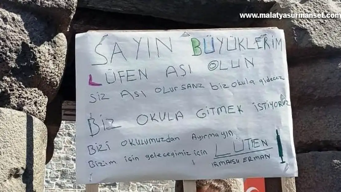 Okula gitmek için pankart açtı, sokak sokak aşıya davet etti