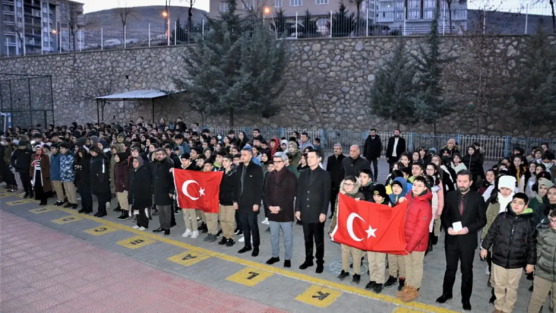 Okullarda şehitler için saygı duruşunda bulunuldu