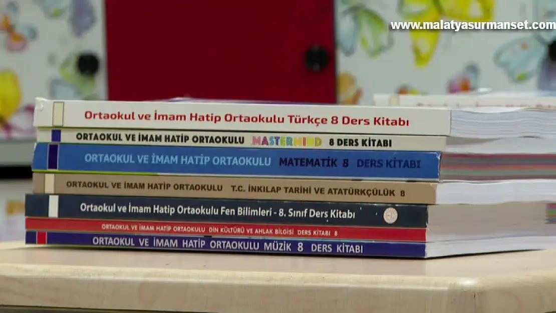 Okullarda uyum eğitimine katılacak öğrenciler için ücretsiz kitap dağıtıldı