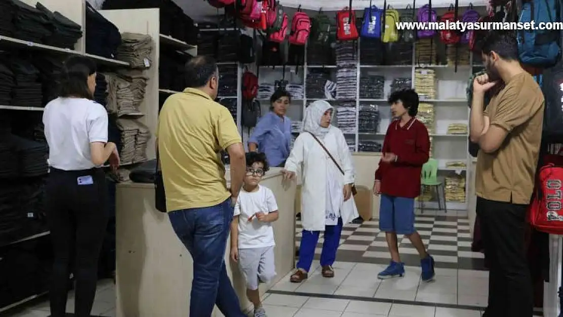 Okulların açılmasına günler kala üniformalar raflarda yerini aldı