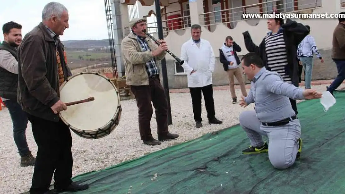 Okuma yazma öğrenen down sendromlu Mustafa'ya davullu klarnetli kutlama