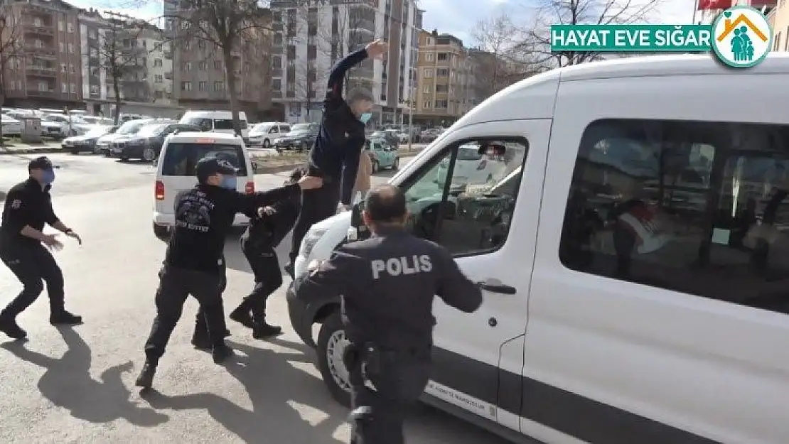 Öldürülen kadının yakını, sanıkları taşıyan cezaevi aracına uçtu