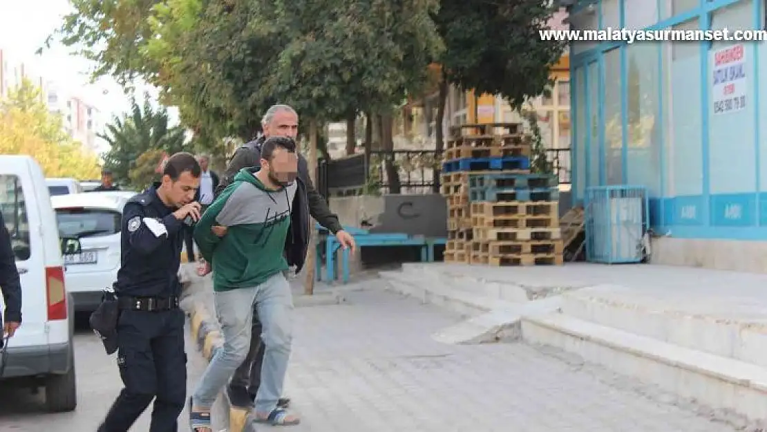 Önce annesini ve kız kardeşlerini silahla rehin aldı, sonra kendini eve kapattı