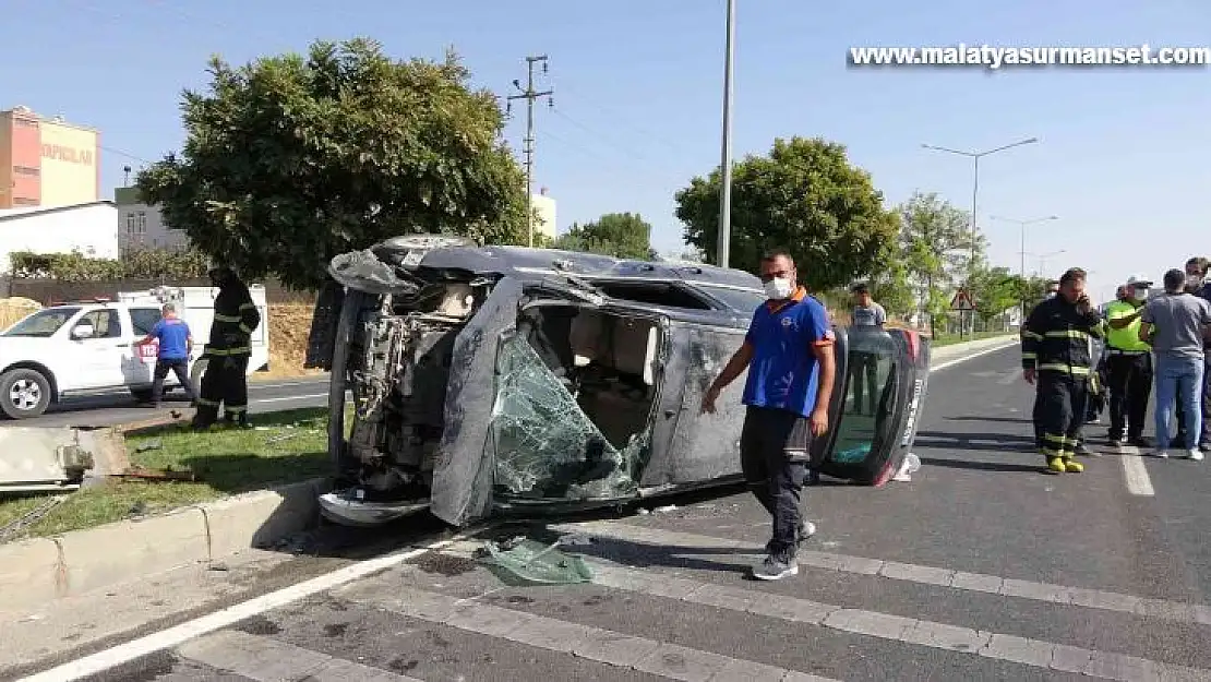 Önce otomobile ardından refüje çarptı: 5 yaralı