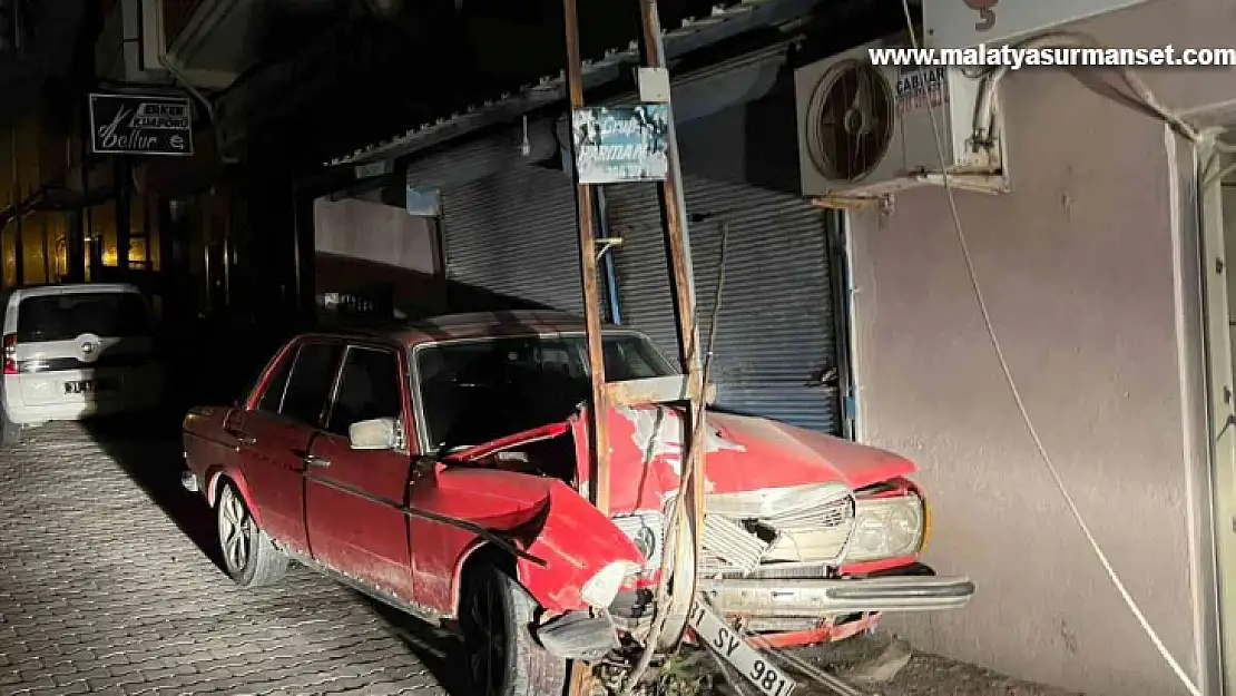 Önce park halindeki otomobillere, ardından direğe çarptı: 1 yaralı