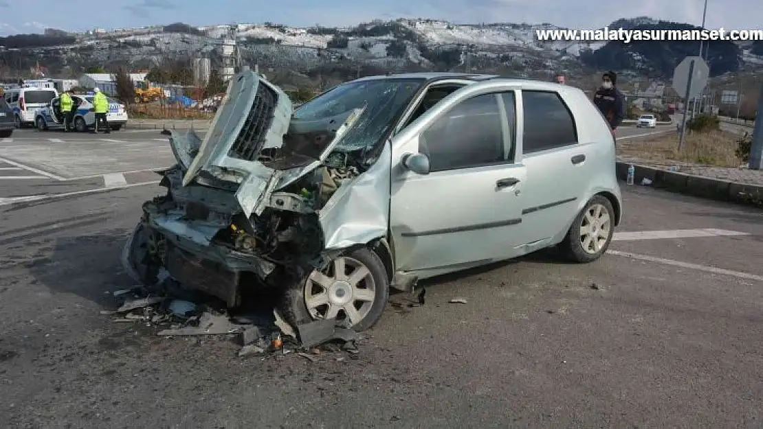 Ordu'da otomobil ile kamyon çarpıştı: 1'i çocuk 3 yaralı