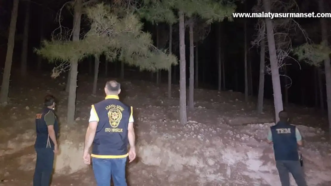 Ormanda el feneri gezen şahıslar polisi alarma geçirdi