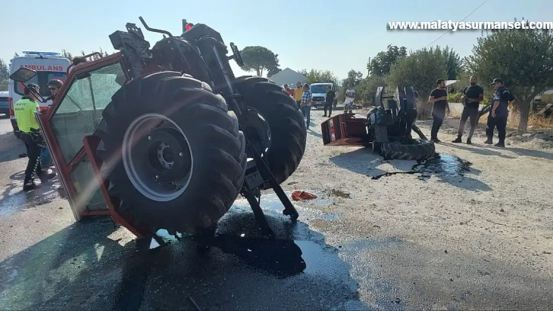 Ortalığın savaş alanına döndüğü kazada traktör ikiye bölündü