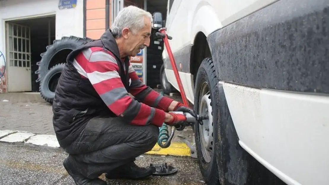 Oto lastikçilerde kış lastiği yoğunluğu yaşanıyor