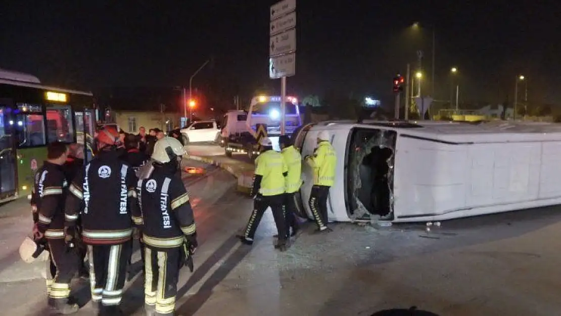Otobüs ile kamyonet çarpıştı  3 yaralı