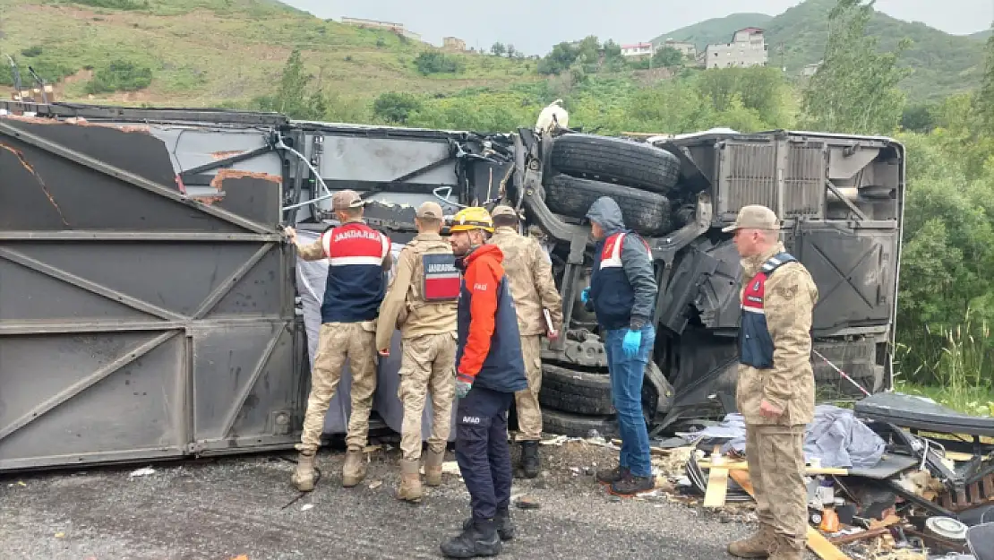 Otobüs İle Kamyonun Çarpışması Sonucu 2 Kişi Öldü, 30 Kişi Yaralandı