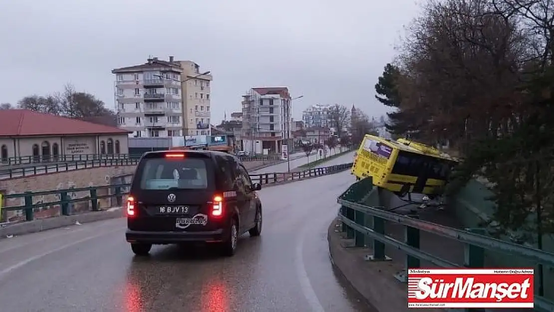 Otobüs köprülü kavşaktan aşağıya düştü
