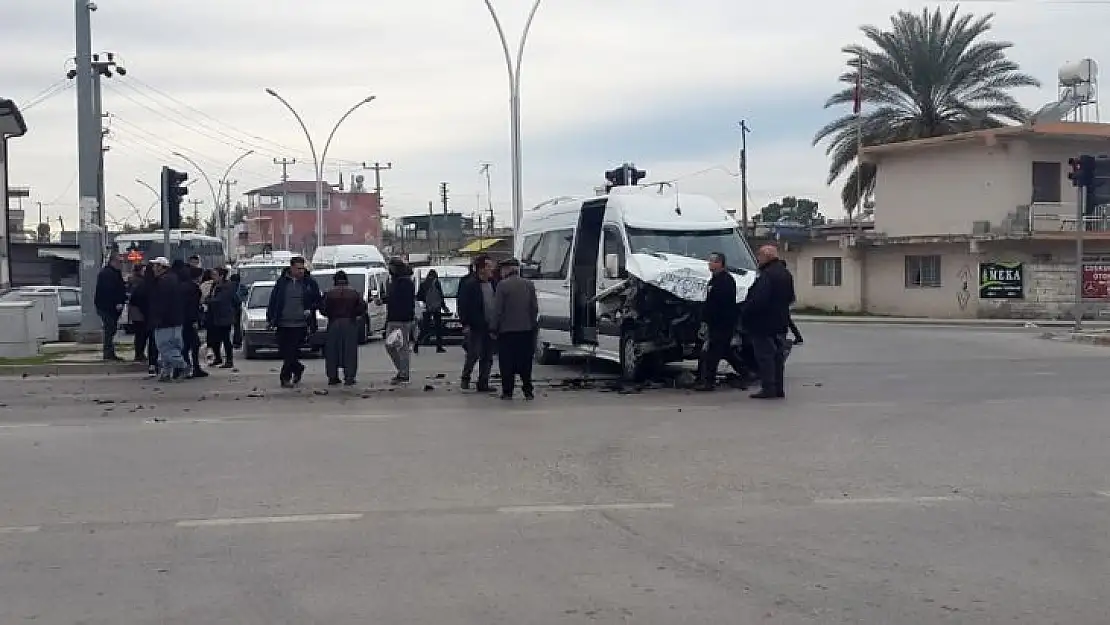 Otobüs öğrenci servisine çarptı: 5 öğrenci yaralandı