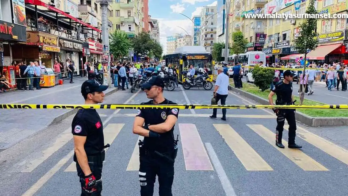 Otobüsün kapısına üstü sıkışan kadın canından oldu