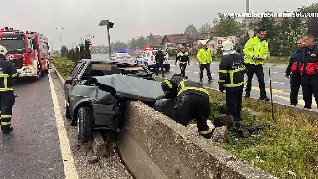 Otomobil beton bloğa saplandı: 1 yaralı